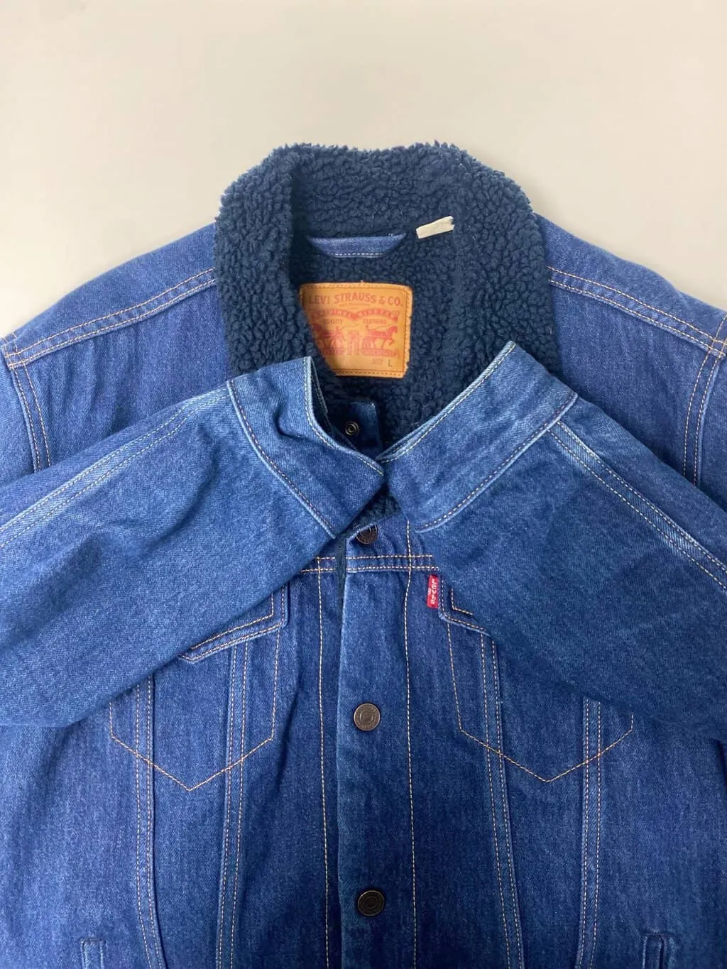 Men’s Levis blue sherpa denim trucker jacket 2- Medium