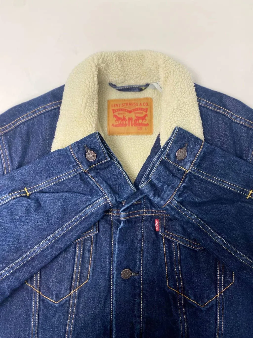 Men’s Levis blue sherpa denim trucker jacket with white collar – Medium