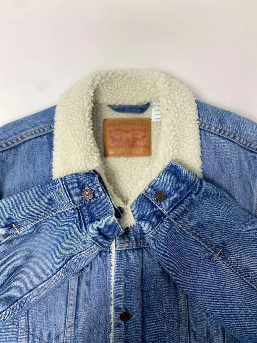 Men’s Levis denim sherpa trucker jacket in blue with white collar – Medium