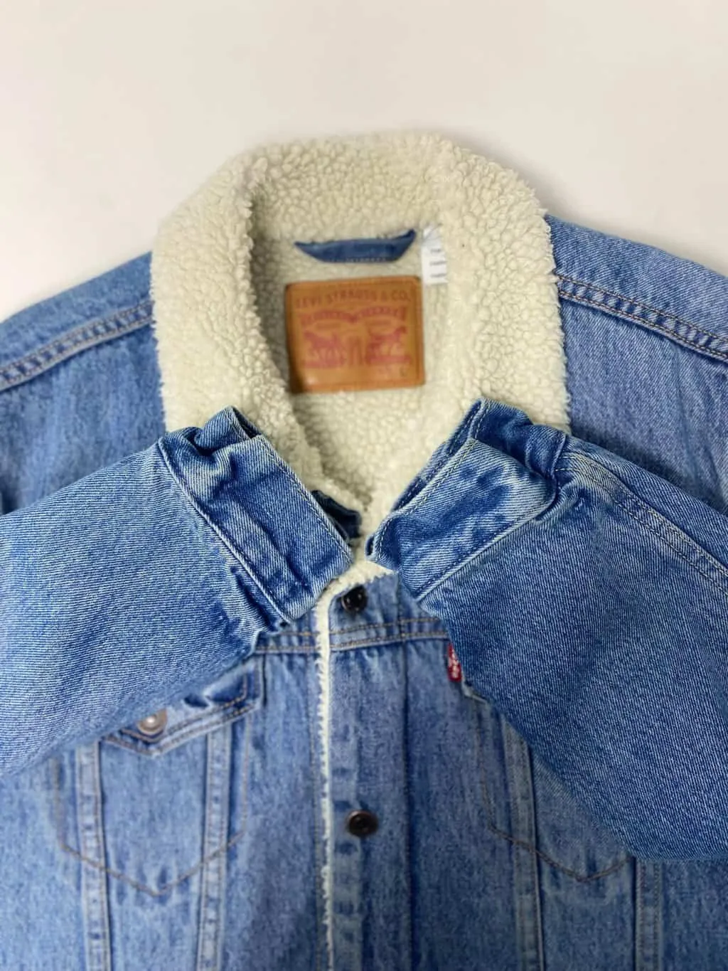 Men’s Levis denim sherpa trucker jacket in blue with white collar – Medium