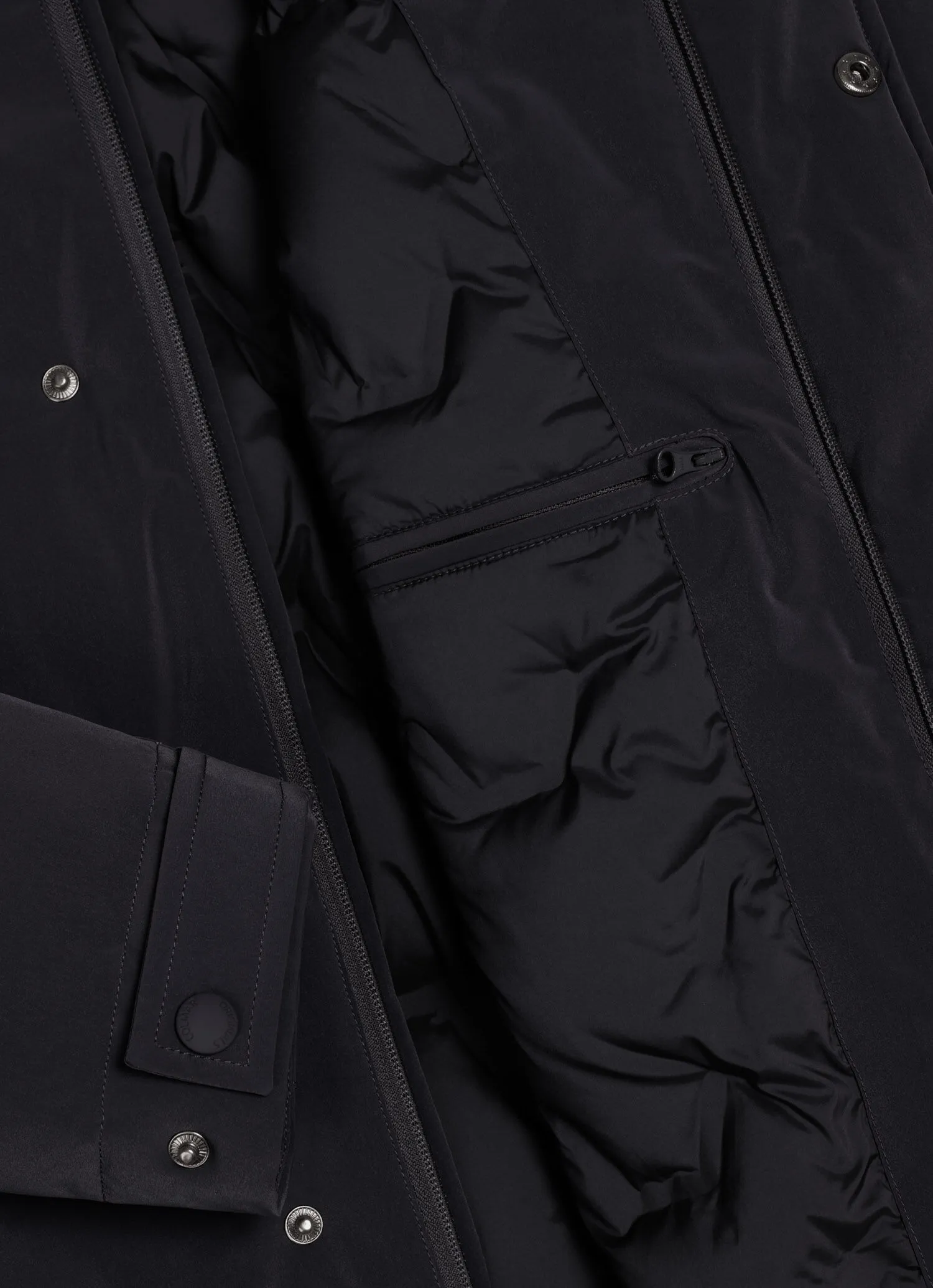 Waterproof coat with seamless interior-